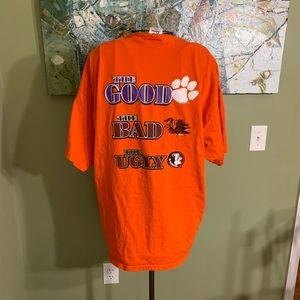 Clemson T-shirt in size XXL.